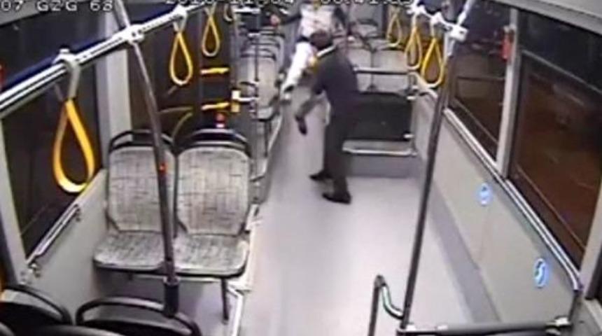 Otob&uuml;s Şof&ouml;r&uuml;n&uuml; Demir &Ccedil;ubuklarla &Ouml;ld&uuml;resiye D&ouml;vd&uuml;ler