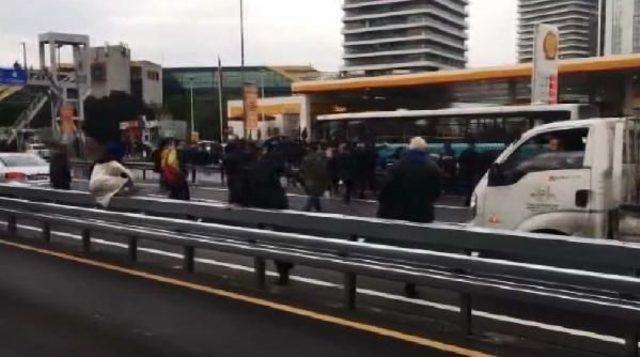 Metrobüs Durağı Doldu Taştı, D-100'de Araç Çarptı