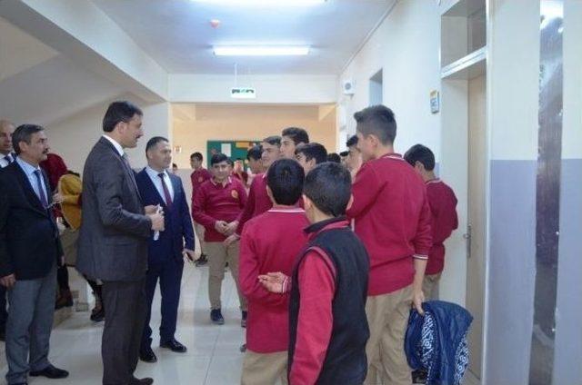 Aziziye Kaymakamı Öz, Ilıca Anadolu İmam Hatip Lisesi’ni Ziyaret Etti