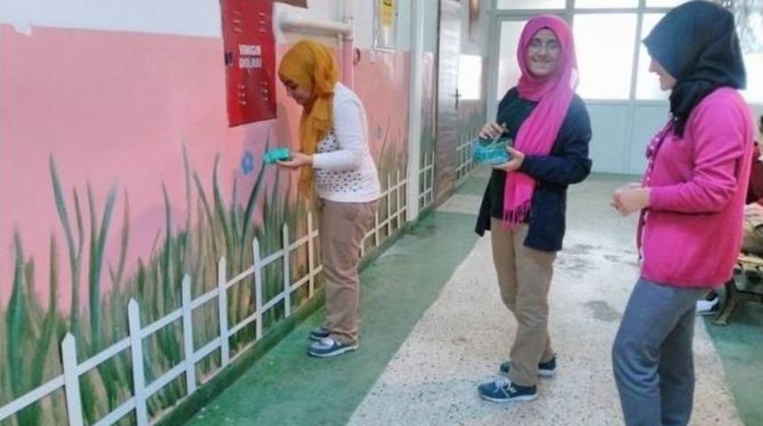 Okul Koridorunu Edebiyat Sokağına D&ouml;n&uuml;şt&uuml;rd&uuml;ler