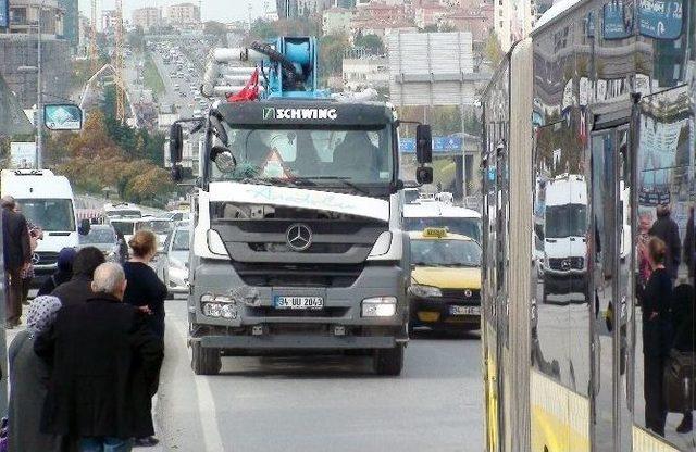 Beton Dökme Aracı Belediye Otobüsüne Çarptı: 2 Yaralı