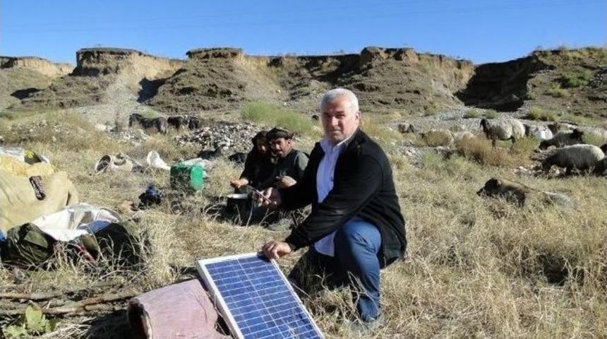 G&ouml;&ccedil;erler, Telefonları Şarj Etmek İ&ccedil;in G&uuml;neş Panelleriyle Geziyor