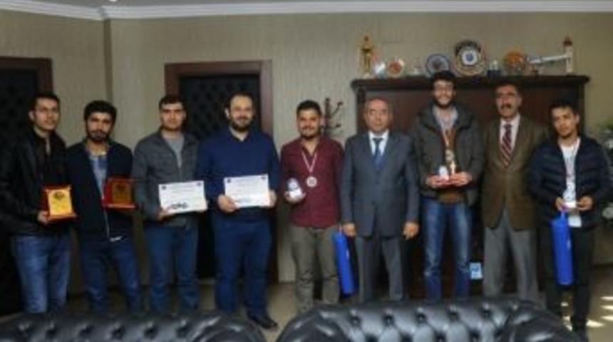 Rekt&ouml;r Battal&rsquo;dan Dereceye Girenlere &Ouml;d&uuml;l