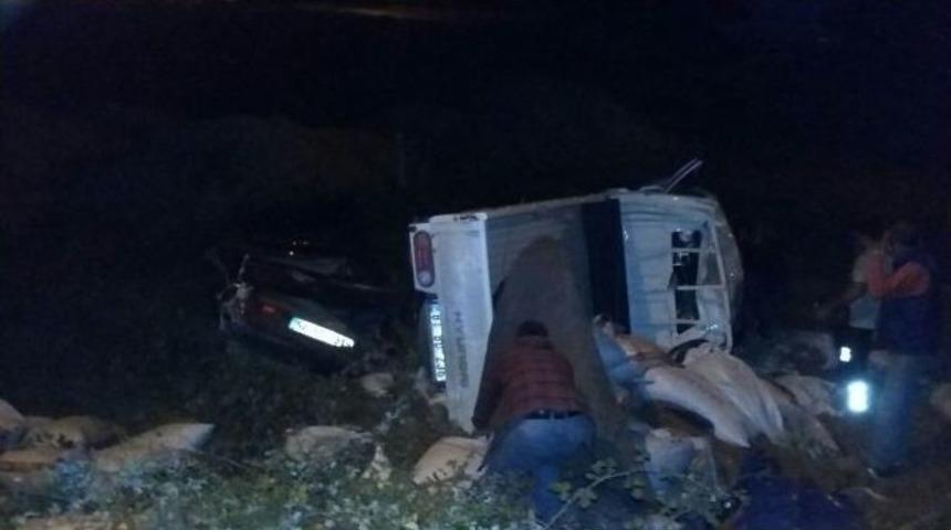 Fındık Y&uuml;kl&uuml; Kamyonet İle Otomobil &Ccedil;arpıştı: 3 Yaralı