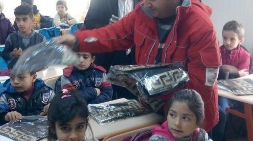 Kızılay&rsquo;dan 300 Suriyeli &Ouml;ğrenciye Giyim Yardımı