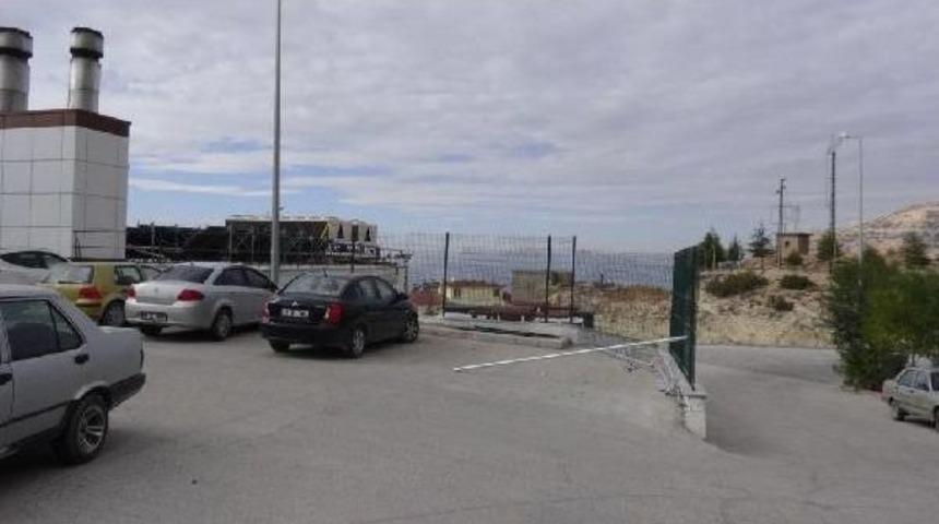 Bir Kişinin &Ouml;ld&uuml;ğ&uuml; Hastane Duvarına Tel &Ouml;rg&uuml;