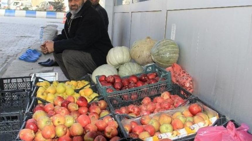 (&ouml;zel Haber) Zabıtalara Kızdı, Sebzelerini Yola Sa&ccedil;tıktan