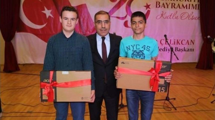 Başkan &Ccedil;elikcan&rsquo;dan Birincilere Diz&uuml;st&uuml; Bilgisayar