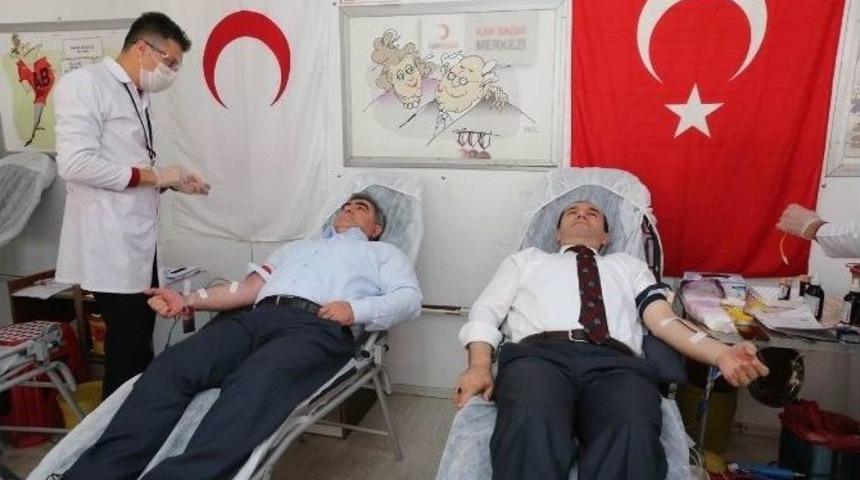 Vali Ve Başkandan Kızılay&rsquo;a Kan Bağışı