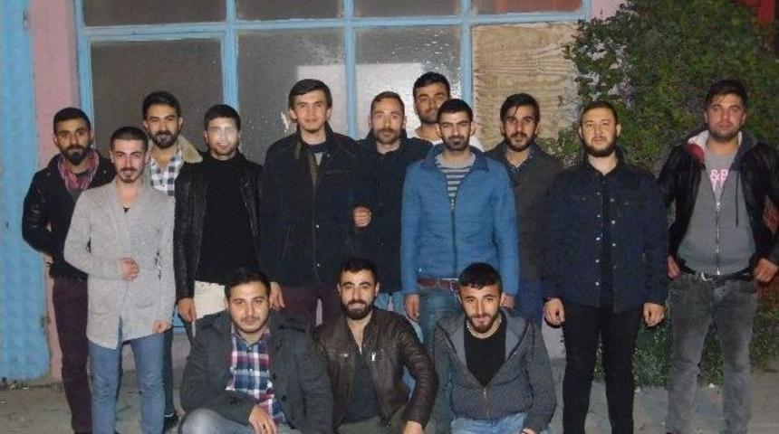 Ak Gen&ccedil;lerin Mahalle Sohbetleri S&uuml;r&uuml;yor