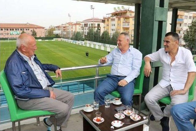 Efsane Futbolcudan Eriş’e Ziyaret