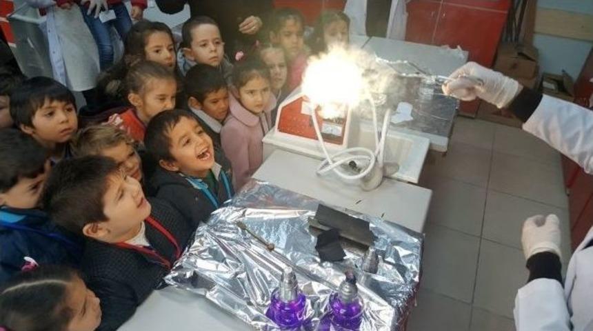 Yaşları Küçük, Bilim Aşkları Büyük