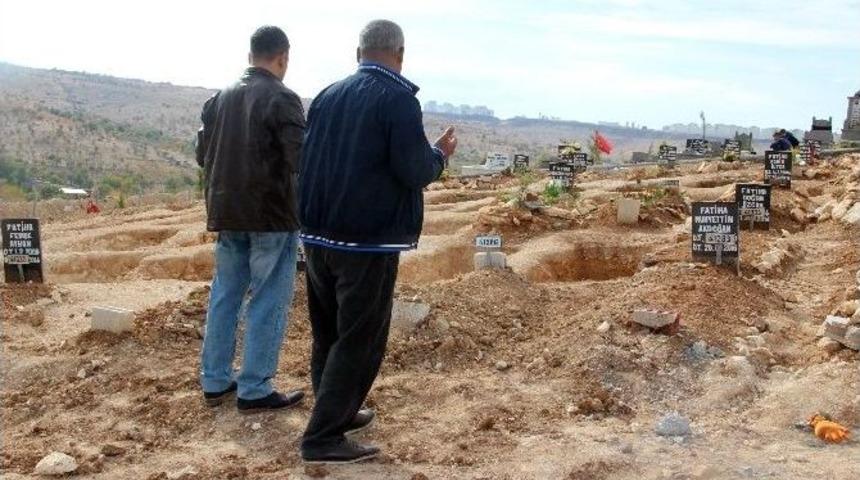 Gaziantep&rsquo;te Kına Gecesine D&uuml;zenlenen Bombalı Saldırıda &Ouml;len &Ccedil;ocuklardan Birinin Mezarı A&ccedil;ıldı