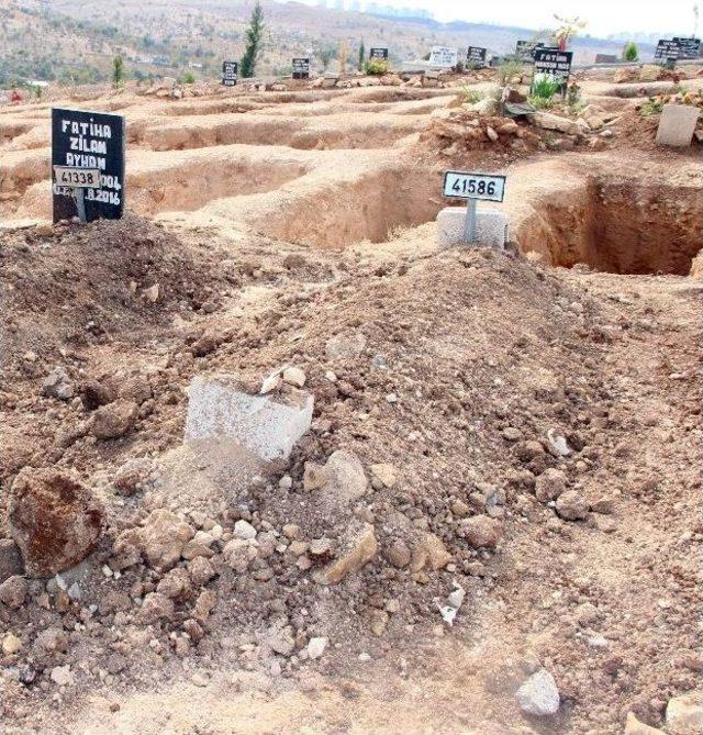 Gaziantep’te Kına Gecesine Düzenlenen Bombalı Saldırıda Ölen Çocuklardan Birinin Mezarı Açıldı