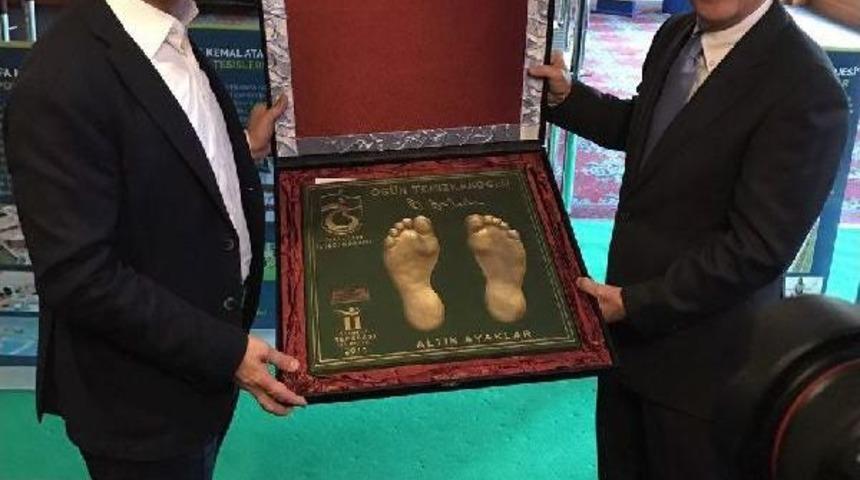 Efsane Isimlerin Ayak Izleri Galatasaray Ve Trabzonspor Başkanlarına Hediye Edildi