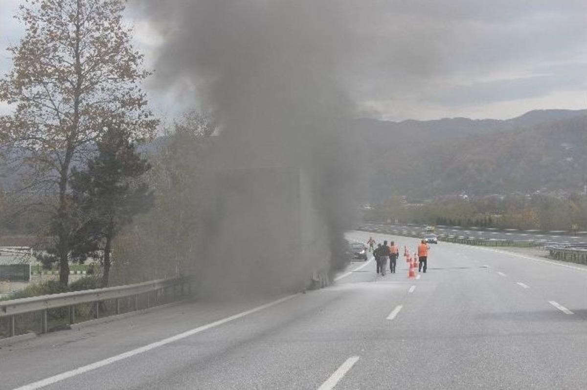 Portakal Y&uuml;kl&uuml; Tır, Tem Otoyolunda Alevlere Teslim Oldu
