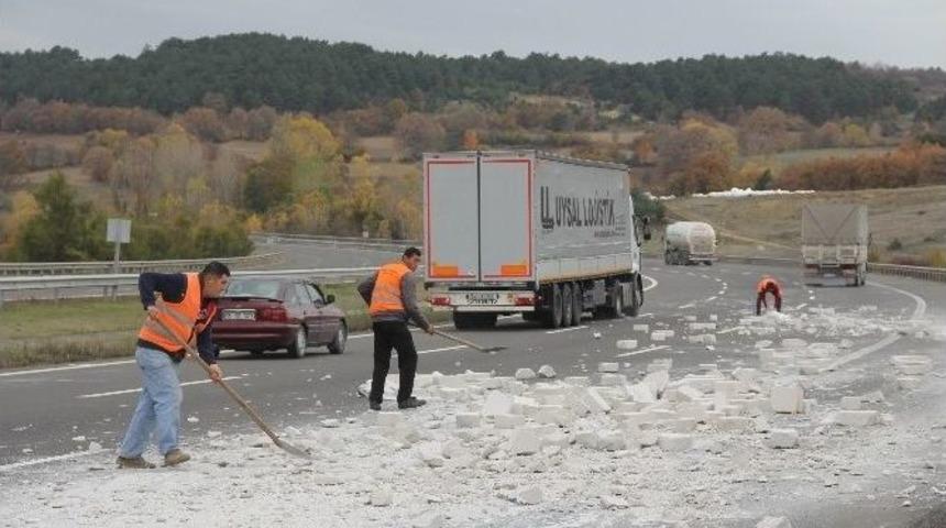 Park Halindeki Kamyona &Ccedil;arpan Tır S&uuml;r&uuml;c&uuml;s&uuml; Ka&ccedil;tı