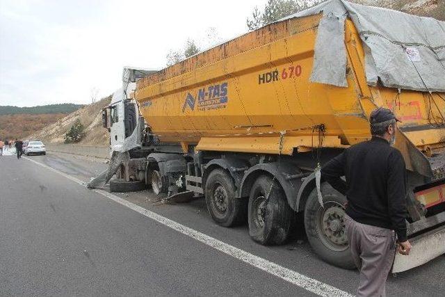 Park Halindeki Kamyona &Ccedil;arpan Tır S&uuml;r&uuml;c&uuml;s&uuml; Ka&ccedil;tı 1
