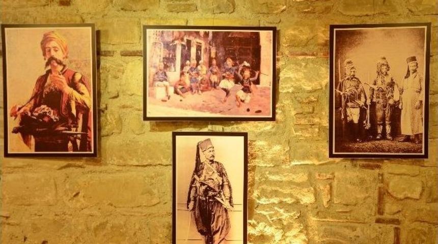 Kuşadası&rsquo;nda &ldquo;zeybekler&ldquo; Fotoğraf Sergisi A&ccedil;ıldı