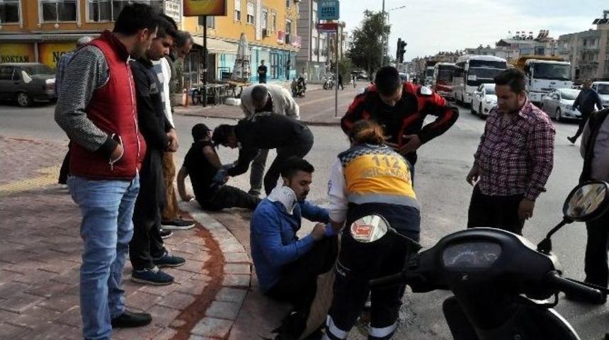 Antalya&rsquo;da Motosikletler &Ccedil;arpıştı: 2 Yaralı