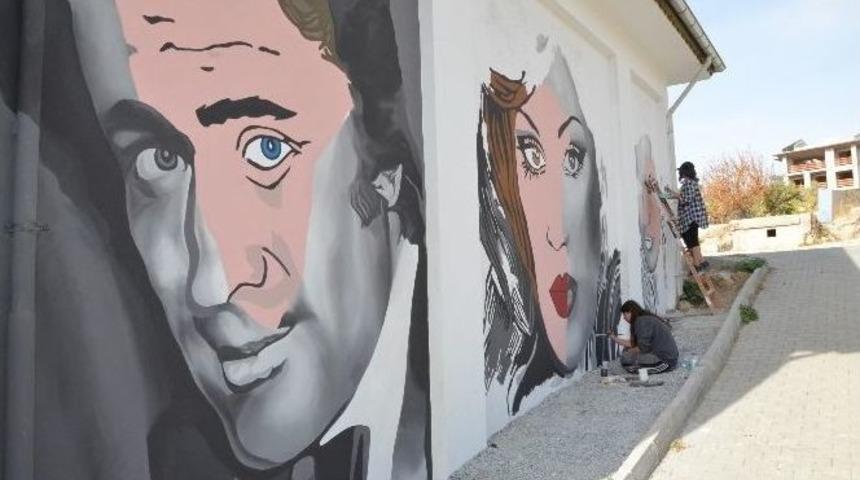 Kuşadası&rsquo;nda Trafoları &rsquo;pop&rsquo; Fig&uuml;rleri S&uuml;sleyecek