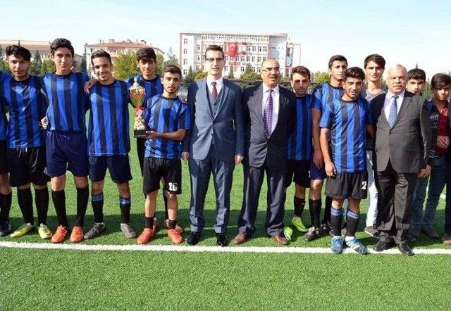 Futbol Ve Voleybol Turnuvasında Şampiyonlar Kupasını Aldı