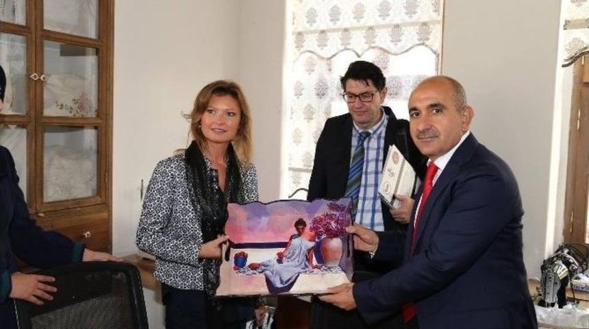 Suriyeli Sığınmacılara T&uuml;rk&ccedil;e Ve Mesleki Beceri Kursları D&uuml;zenlenmesi İ&ccedil;in İş Birliği Protokol&uuml; İmzalandı