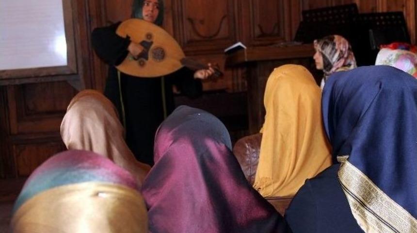 Kayserili Kadınlar Makam Dersi İle Kur&rsquo;an-ı Kerim&rsquo;i Daha G&uuml;zel Okuyacak