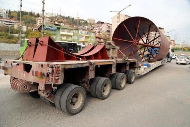 Dev Yakıt Tankını Taşıyan Tır Trafiği Aksattı