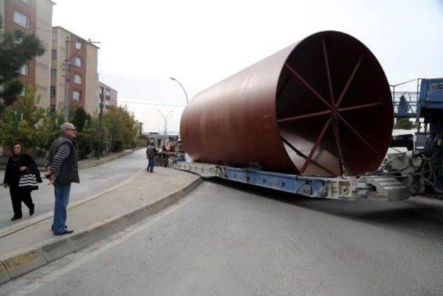 Dev Yakıt Tankını Taşıyan Tır Trafiği Aksattı