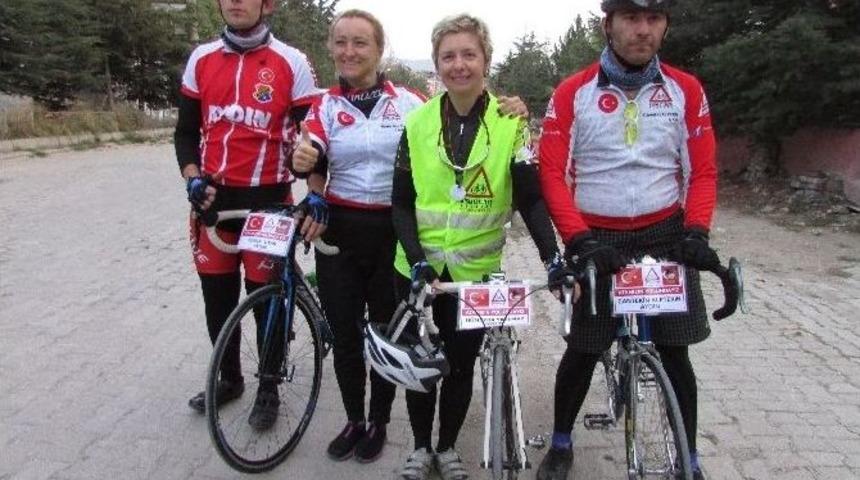 Ata&rsquo;nın Huzuruna &Ccedil;ıkacak Bisikletliler Sandıklı&rsquo;da Mola Verdi