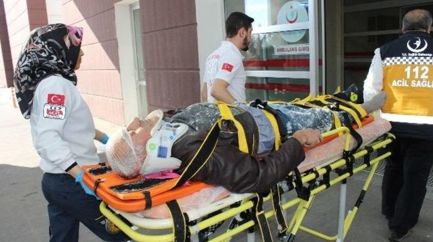 Otomobille Motosiklet &Ccedil;arpıştı: 1 Yaralı