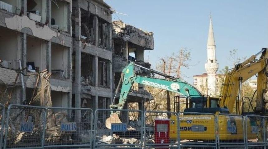 Diyarbakır&rsquo;da Emniyet Binasının Yıkımına Başlandı