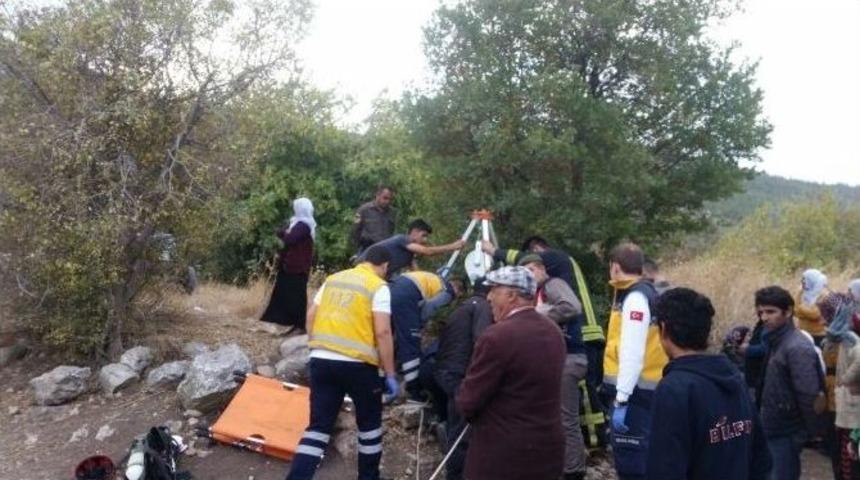 Kuyuya D&uuml;şen Kadını İtfaiye Kurtardı