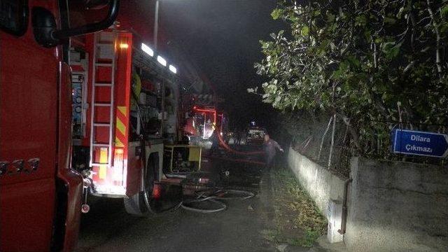 Riva&rsquo;da &Uuml;&ccedil; Katlı Bina Alevlere Teslim Oldu 1