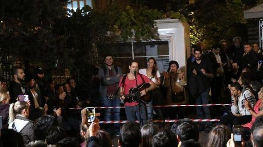 Sanat&ccedil;ılardan Cumhuriyet Gazetesi'ne Destek