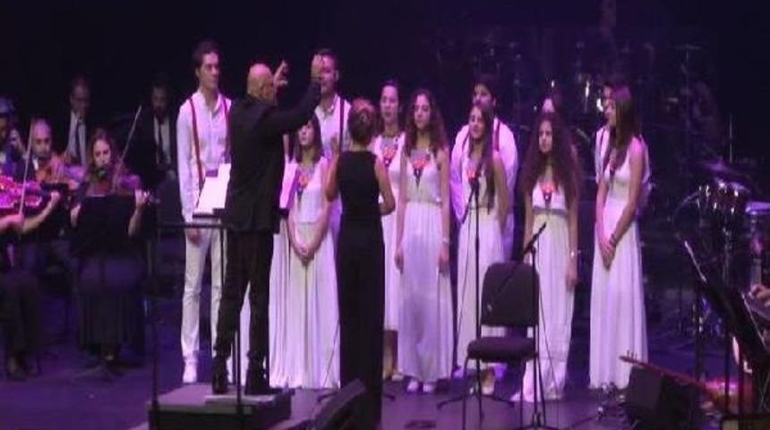 Z&uuml;lf&uuml; Livaneli Sanat Hayatının 50'nci Yılını Kutladı