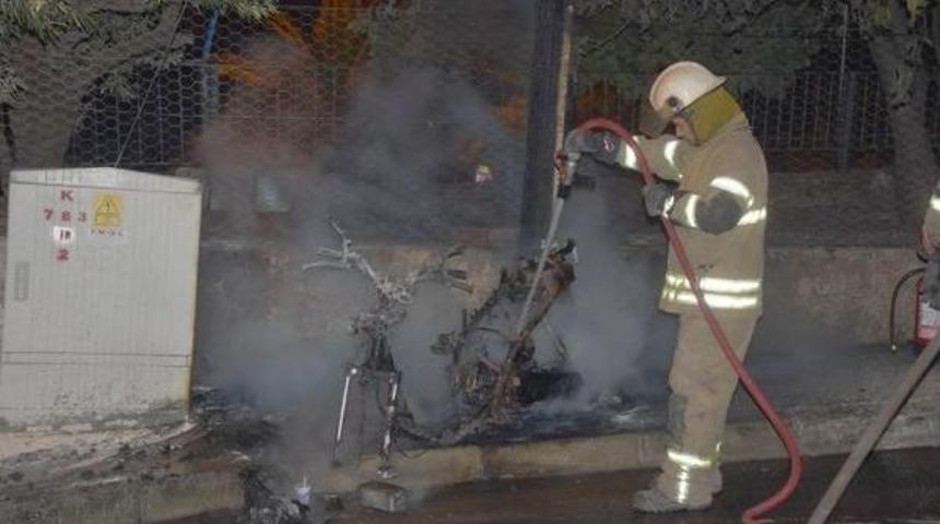 2 Motosiklet, 1 Otomobil Yandı