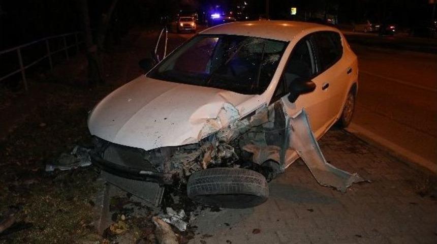 Fren Yerine Gaza Bastı Ağaca &Ccedil;arparak Durabildi: 2 Yaralı