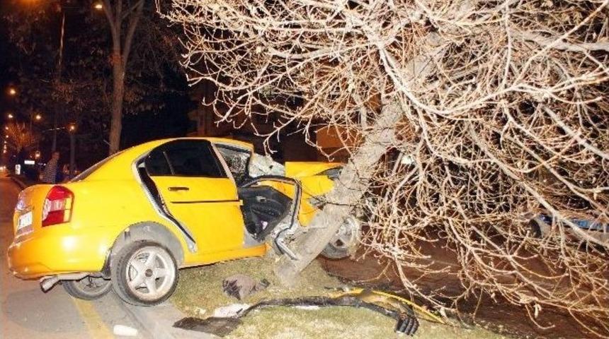 Ticari Taksi Ağaca &Ccedil;arptı: 2 Yaralı