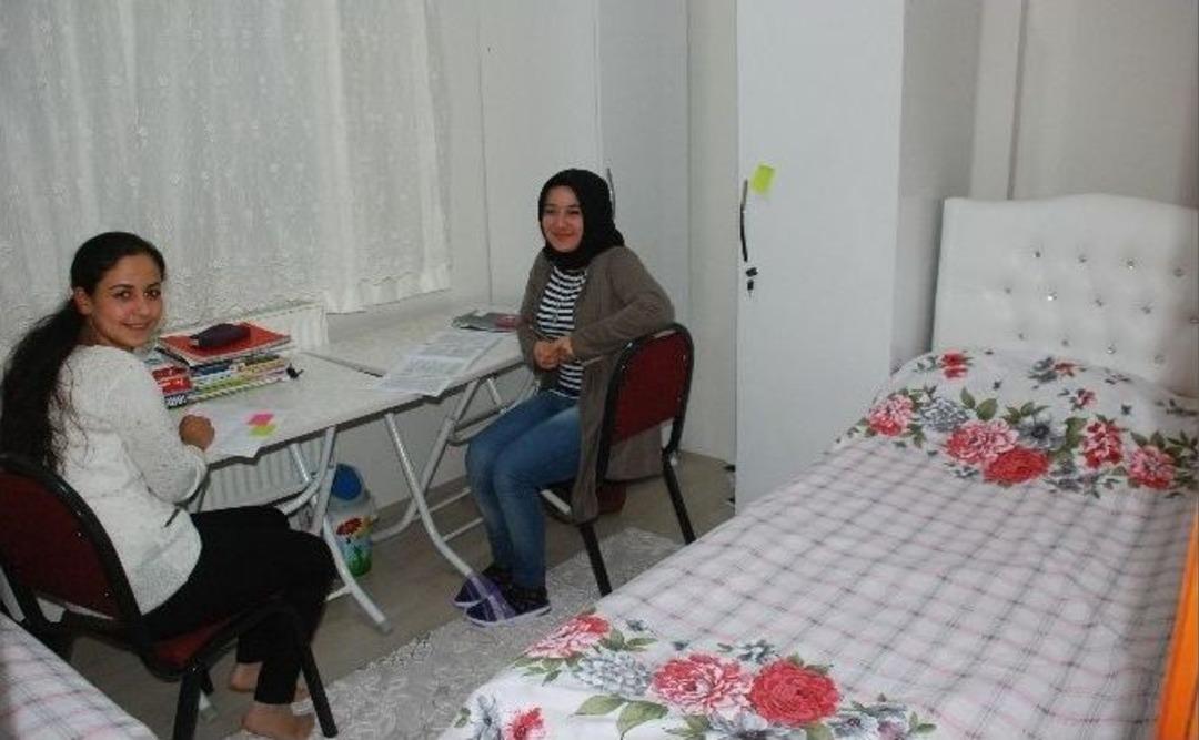 Bu Evlerde &Uuml;niversite &Ouml;ğrencileri &Uuml;cretsiz Kalıyor