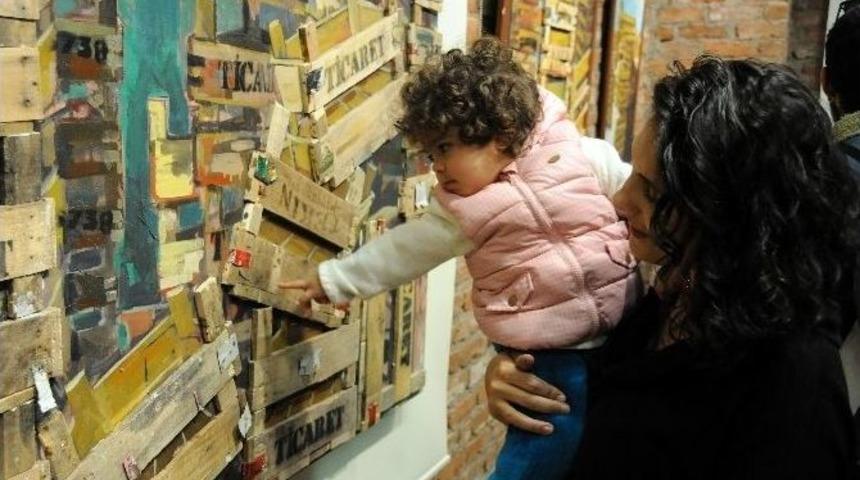 Meyve Kasası, &Ccedil;&ouml;p Poşeti Ve Giysileri Tuvalle Buluşturdu