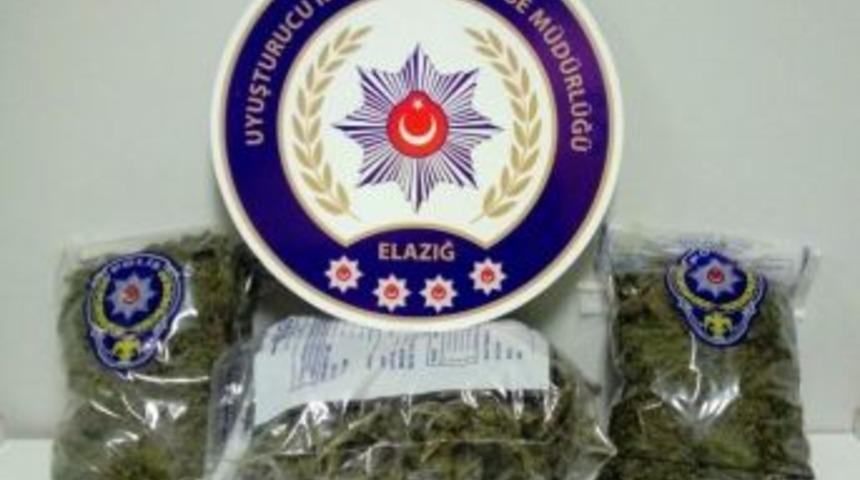 Elazığ Polisi, Esrarı Atıp Ka&ccedil;an Ş&uuml;pheliyi Yakaladı