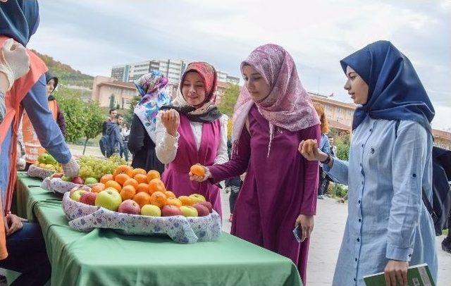 Üniversitesi Öğrencilerine Meyve İkram Ettiler