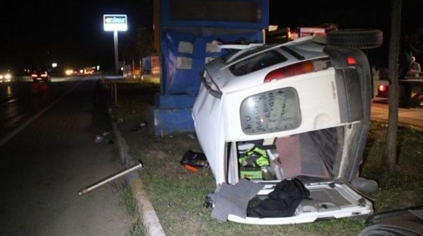 Sakarya&rsquo;da Otomobil Petrol İstasyonuna Girdi: 1 Ağır Yaralı