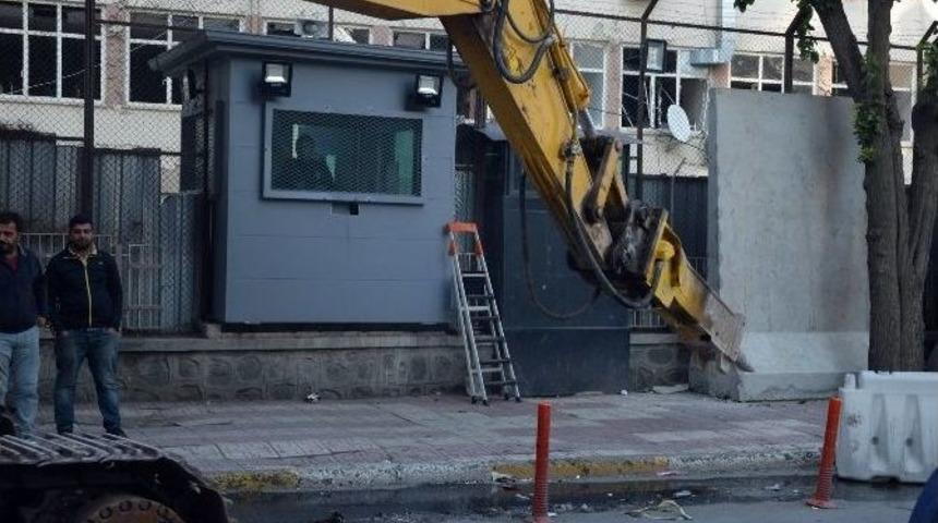 Saldırı Sonrası Emniyet M&uuml;d&uuml;rl&uuml;ğ&uuml; Ek Binası &Ccedil;evresi Beton Bloklarla Kapatıldı