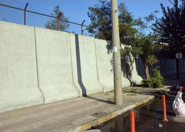 Saldırı Sonrası Emniyet Müdürlüğü Ek Binası Çevresi Beton Bloklarla Kapatıldı