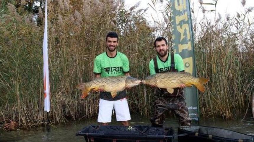 Sofuoğlu Yakalanan Sazan Balığını G&ouml;le Bıraktı