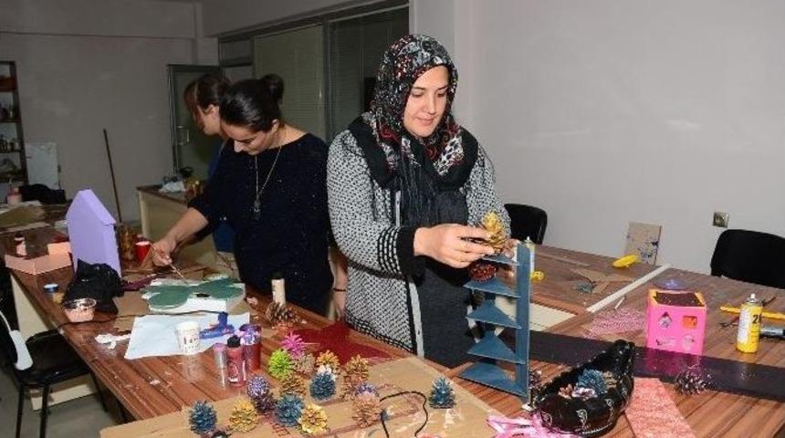 Bitlis&rsquo;teki Kadınlar Atıklardan S&uuml;s Eşyası &Uuml;retiyor