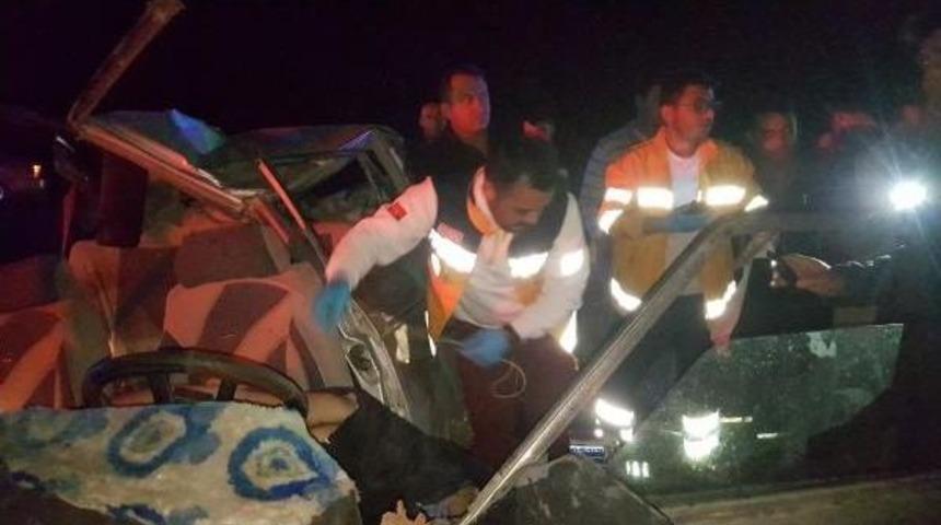 Otomobil, Tır'a &Ccedil;arptı: 1 &Ouml;l&uuml;, 2 Yaralı